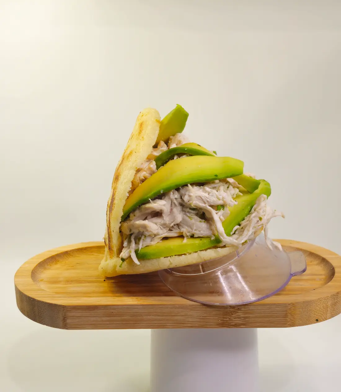 Arepa Reina Pepiada garnie de poulet et d'avocat